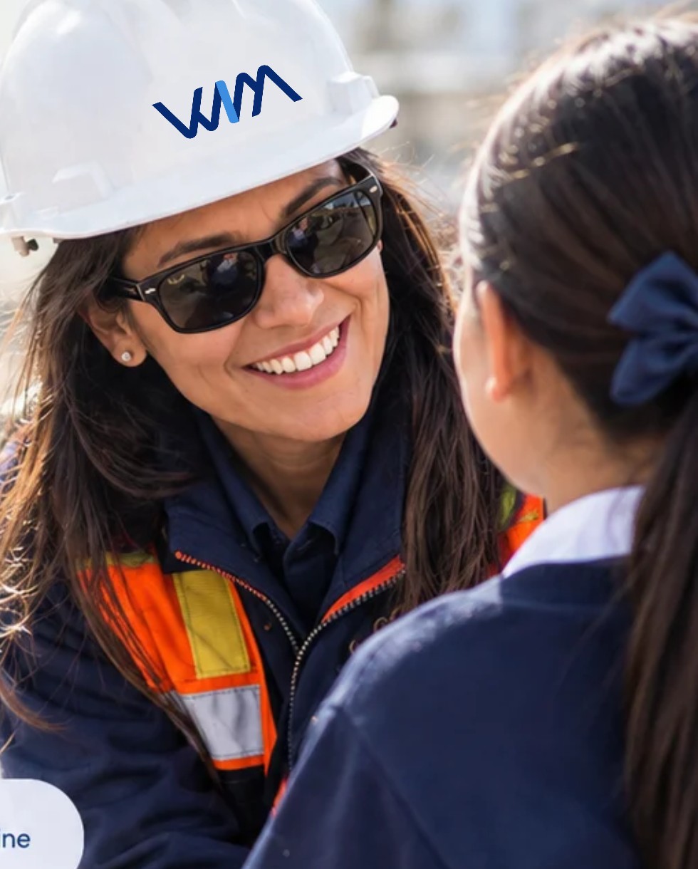 Mujer minera WIM conversando con una niña