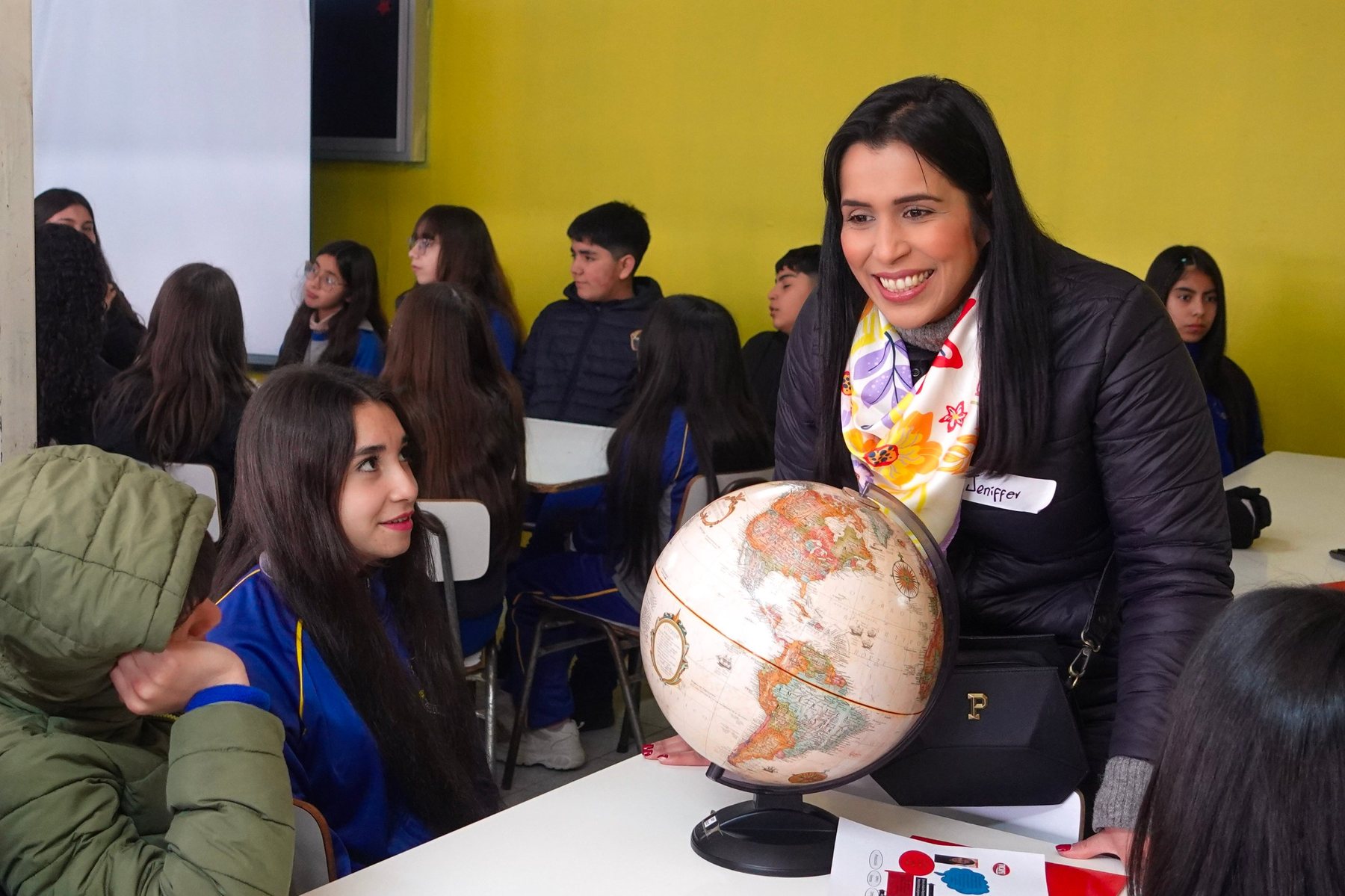 Speaker compartiendo con estudiantes en la sala de clases