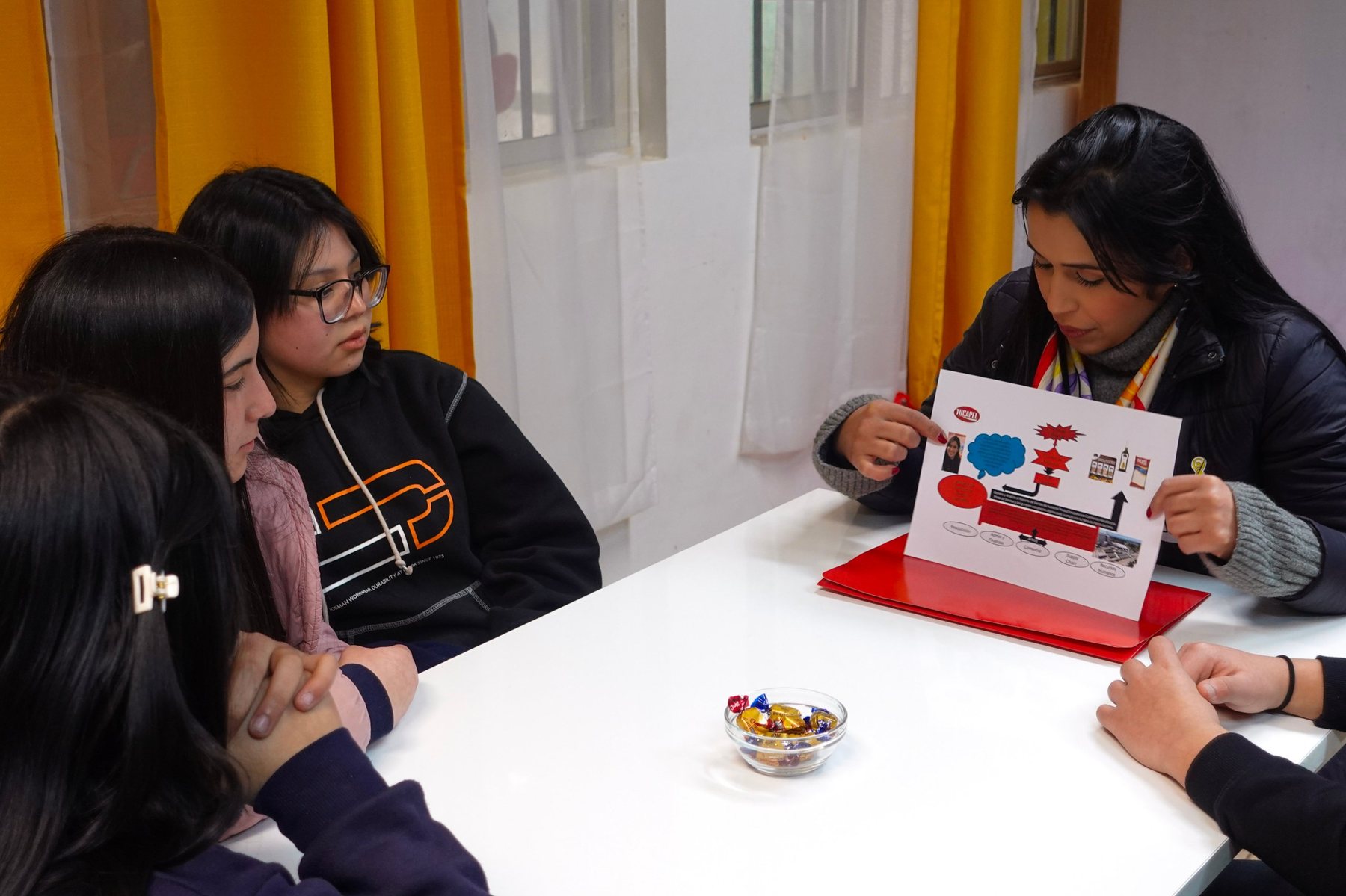 Speaker compartiendo con niñas